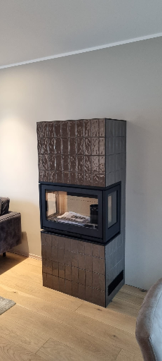 Contura i8 med elegante fliser